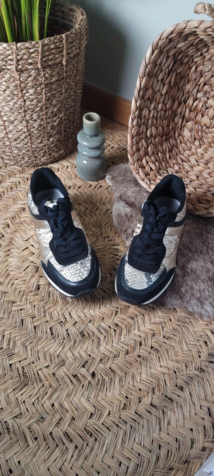 Jolie baskets noir et serpent doré Taille 38 - photo numéro 3