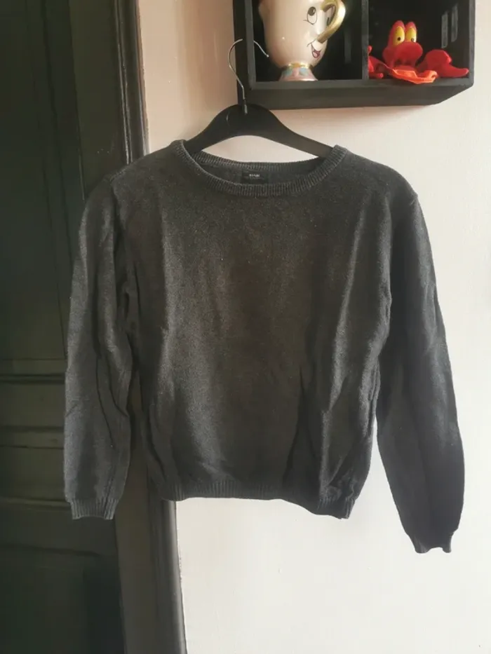 Pull fin gris. 10ans.