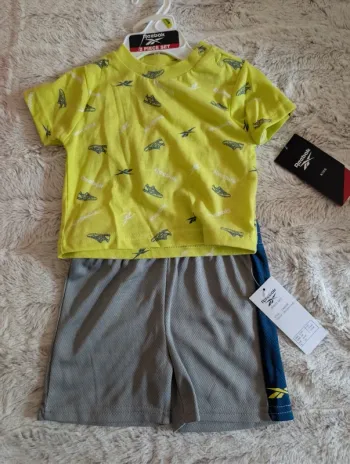 Ensemble short + t-shirt Reebok neuf. 0/6 mois