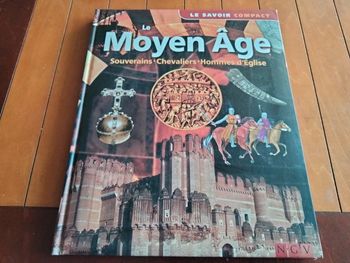 Livre intitulé le moyen âge souverains chevaliers hommes d'église