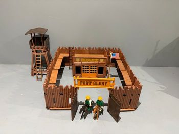  Playmobil Fort Glory Western vintage Cowboy Indien Tour de garde 2 Échelle Drapeau et mat Quartier général  2 personnages gardes 2 chevaux