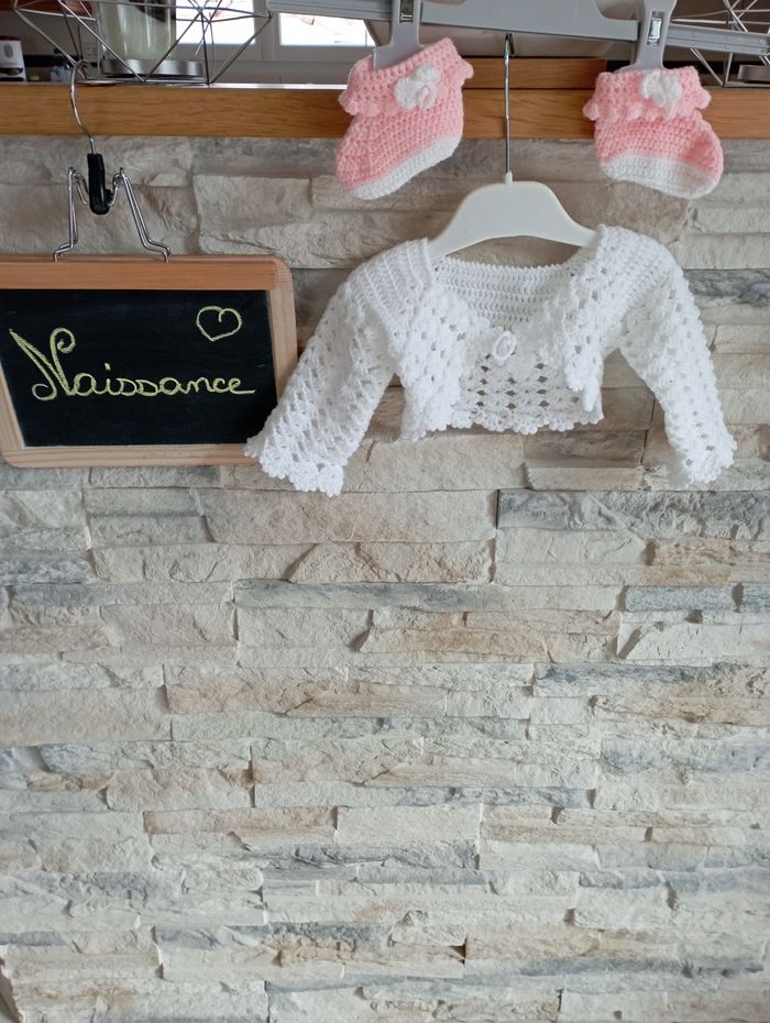 Gilet et chaussons en crochet fait main en parfait état