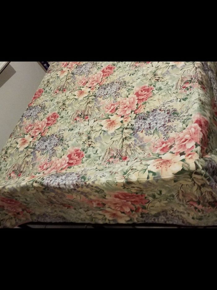 Couverture multicolore  1 côté  fleurie  1 côté uni  taille  200 /200 cm très bon état - photo numéro 2