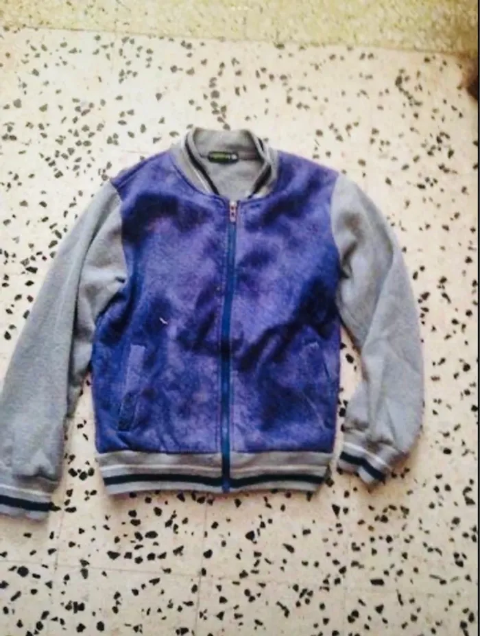 Veste violette et grise
