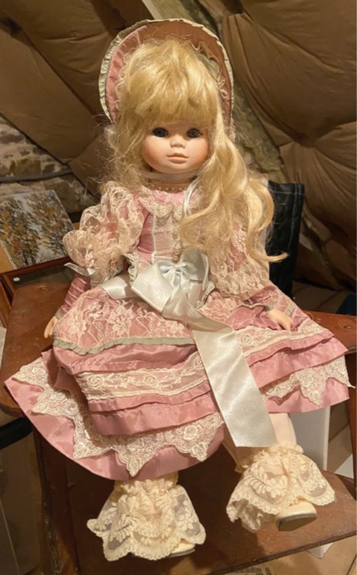 Poupée de collection en porcelaine Ophélie de Mundia