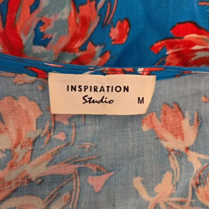 Robe longue portefeuille bleue fleurie à volants – Inspiration Studio (Taille M) - photo numéro 6