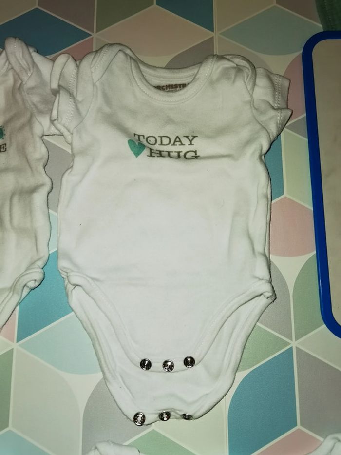 D2352 - lot de 5 bodies garçon 1 mois - photo numéro 5