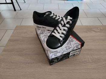 Chaussures Mickey en 38 neuves 