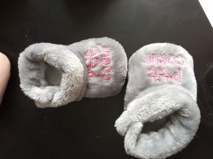 Paire de chaussons bébé fille, de la naissance à 6 mois environ.