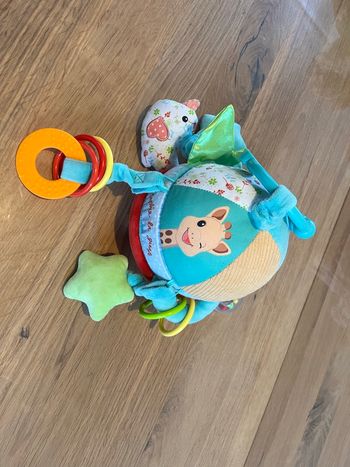 Jouer Sophie la girafe « Le monde des surprises »