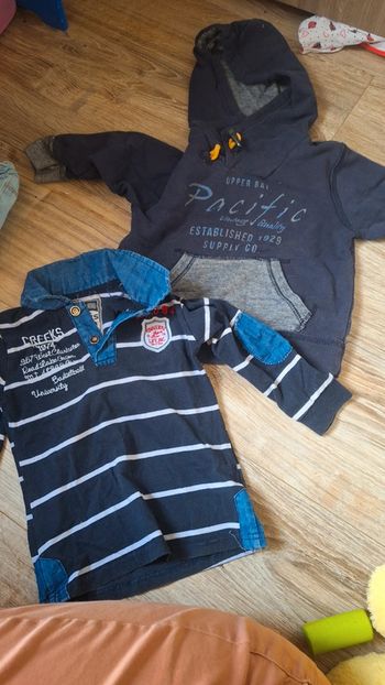 Sweat à capuche et t-shirt rayé