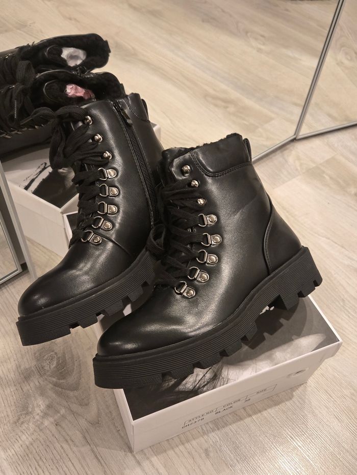 Bottines simili noir à lacets P38 Abloom neuves