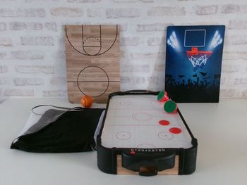 Table de basket ball et de palets de hockey