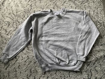Pull gris - taille M (environ 10 / 12 ans)