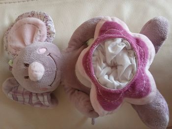 Souris mauve violet rose doudou Noukie's peluche  souris tenant une. Fleurs rose avec  style  dedans mouchoir blanc