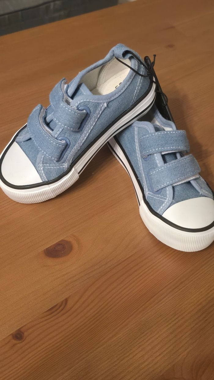 NEUVES (non portées) 💙🤩😍🥰🏷superbes baskets toiles pointure 24 mixtes - photo numéro 2