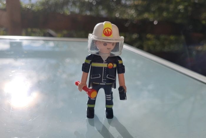 Superbe Porsche Mancan S Playmobil Pompiers 70277 complète, avec sirène, gyrophare et eclairages - photo numéro 4