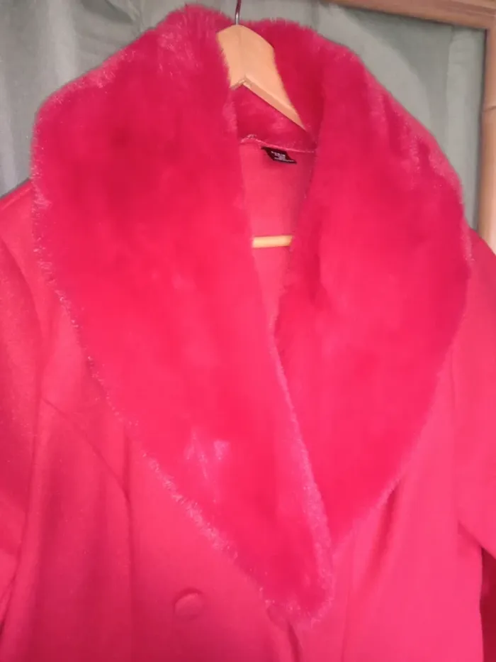 Manteau rouge col fausse fourrure - photo numéro 3