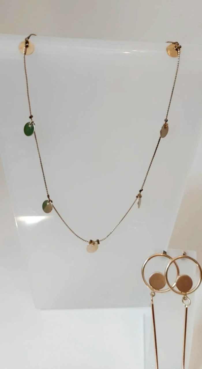 Ensemble boucles d'oreilles pendantes dorées et collier doré pampille