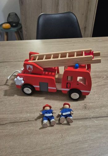 Grand camion de pompier en bois