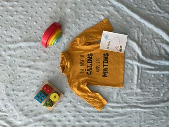 sous pull col roulé moutarde inscription devant 18 mois pat et ripaton