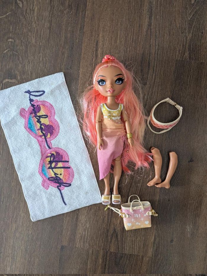 Poupée rainbow high Pacific Simone Summer avec accessoires