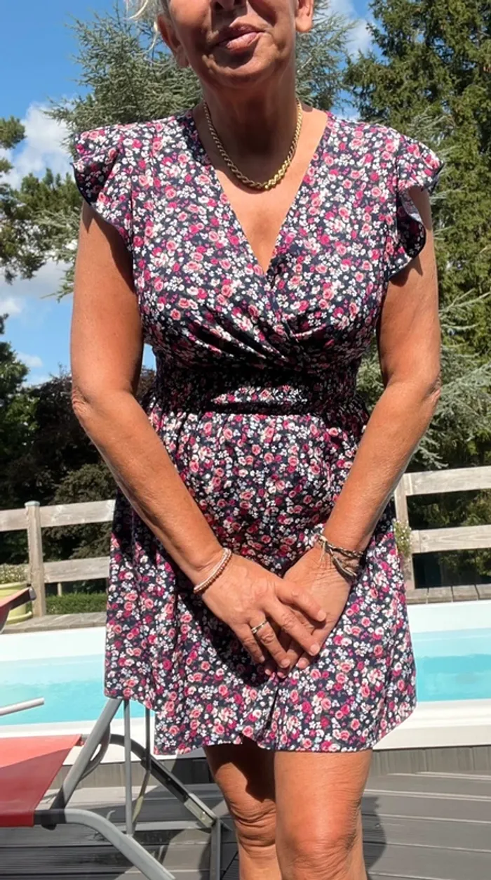 Jolie petite robe d été taille m pour 38 motif fleurit rose et noir taille élastique état neuf - photo numéro 2
