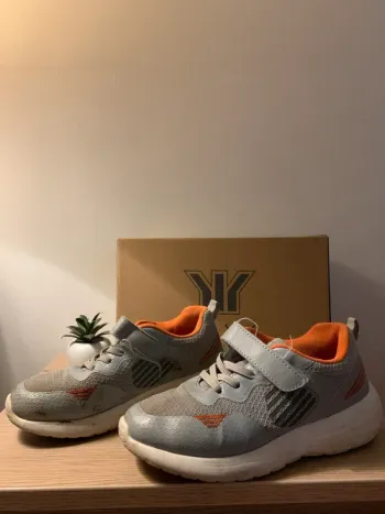 Chaussure d’enfant de sport taille 34