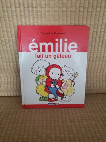 Émilie fait un gâteau
