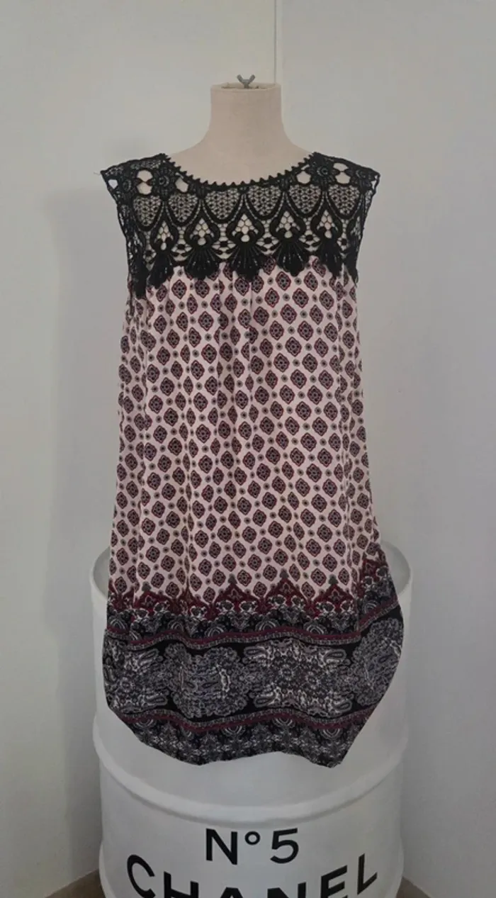 Robe avec de la dentelle Made in italy