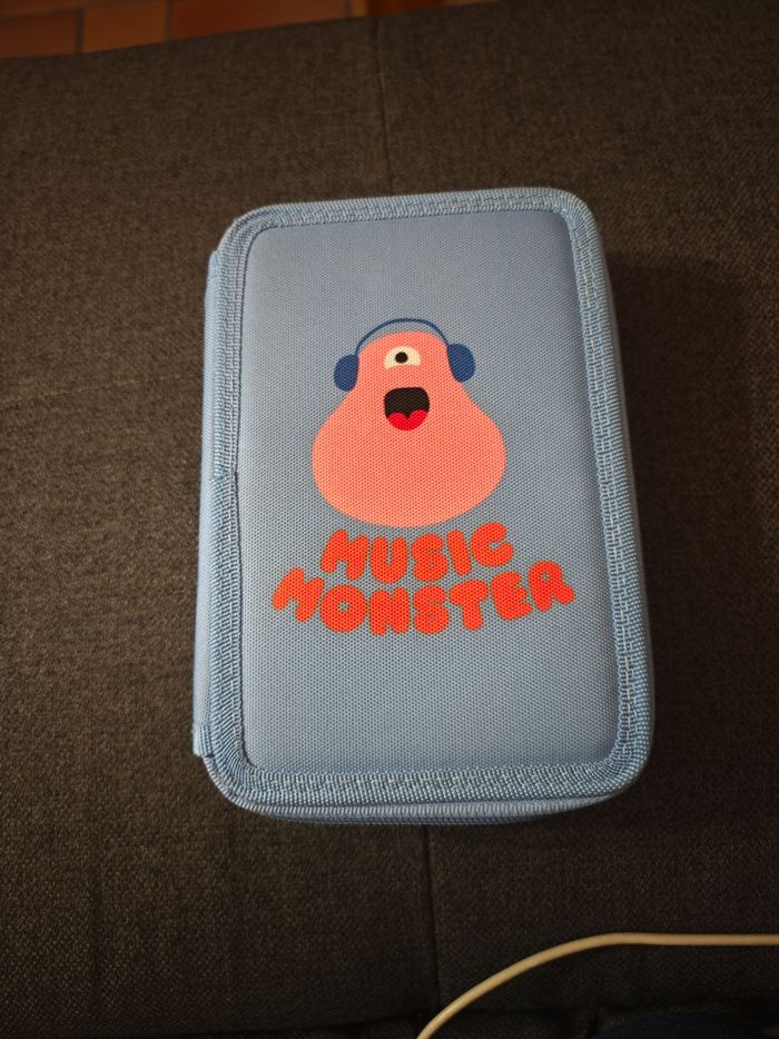 Trousse scolaire avec feutre, crayons de couleur et papier