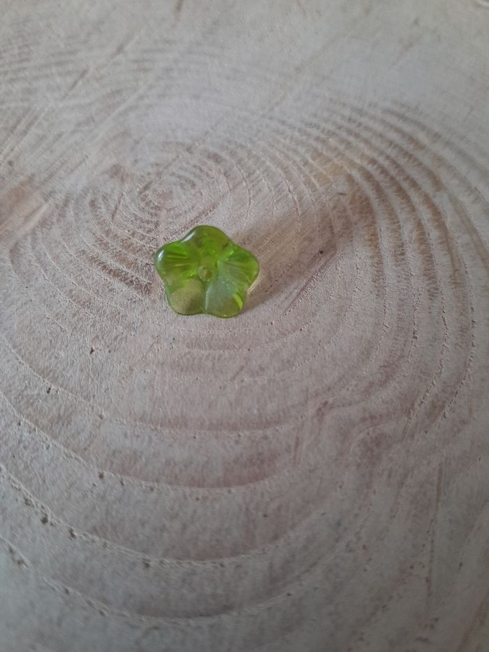Lot de 50 perles en verre fleurs marron, transparente, roses, blanches, saumon,vertes - photo numéro 10