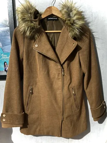 Jolie manteau camel avec capuche fausse fourrure