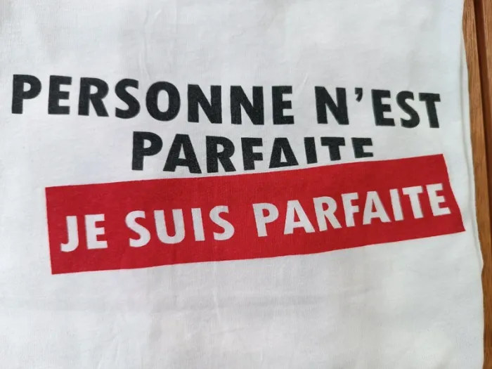 Tee shirt blanc femme taille L imprimé je suis parfaite - photo numéro 2