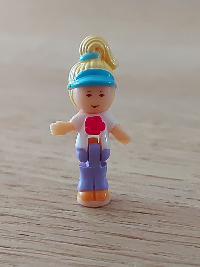 Polly pocket figurine