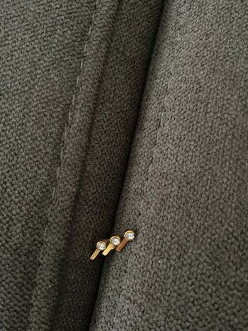 1 seule boucle d oreille zag