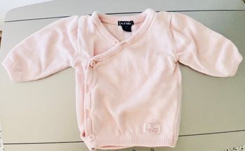 gilet coton rose avec petit logo Hello en bas à droite « Kiabi » taille naissance.