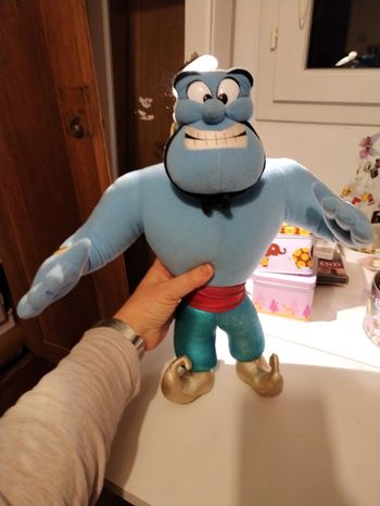 Grande peluche du Génie d'Aladin. 