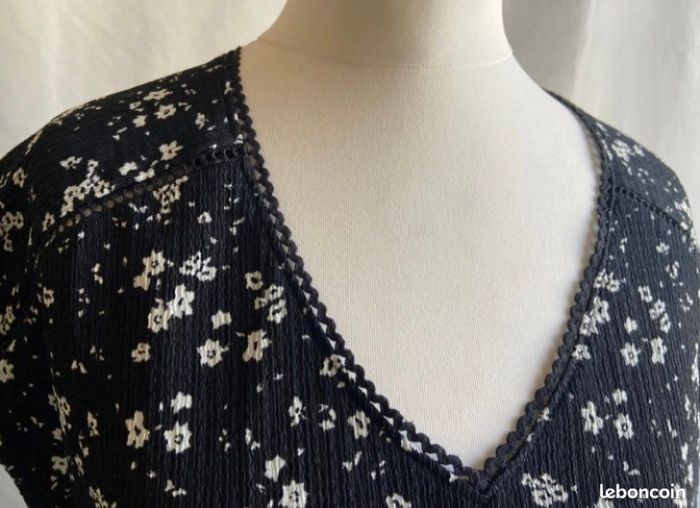 Blouse noire à motifs petites fleurs blanches encolure V Camaïeu taille 38 / M - photo numéro 6