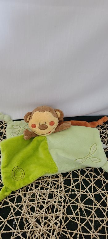Doudou plat ouistiti singe KIMBALOO vert orange marron