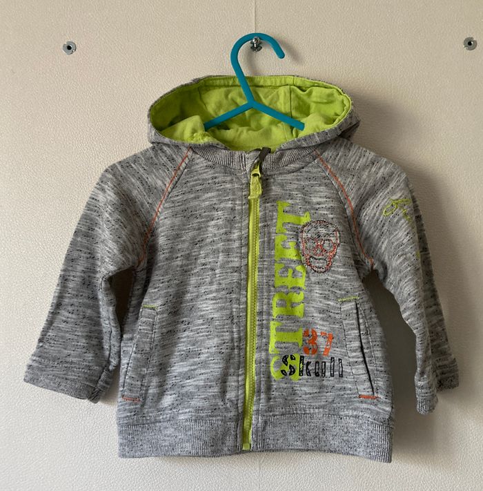 gilet zippé avec capuche taille 9 mois