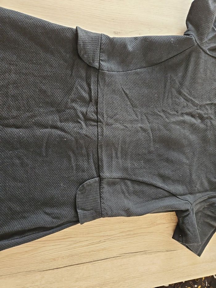 Robe noire près du corps - photo numéro 2