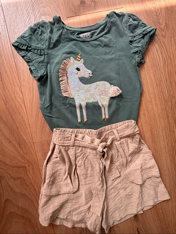 Ensemble t-shirt licorne kaki et short beige 8/10 ans
