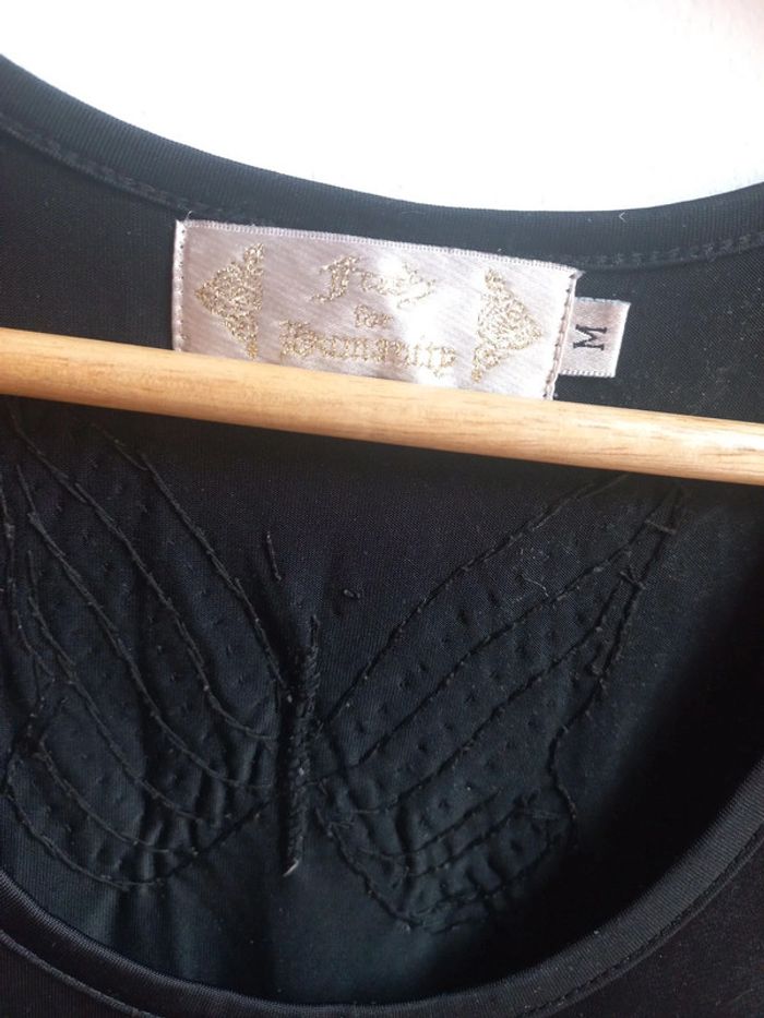 Beau débardeur effet satiné brilliant, papillon au dos, fluide et mi long Taille M - photo numéro 2