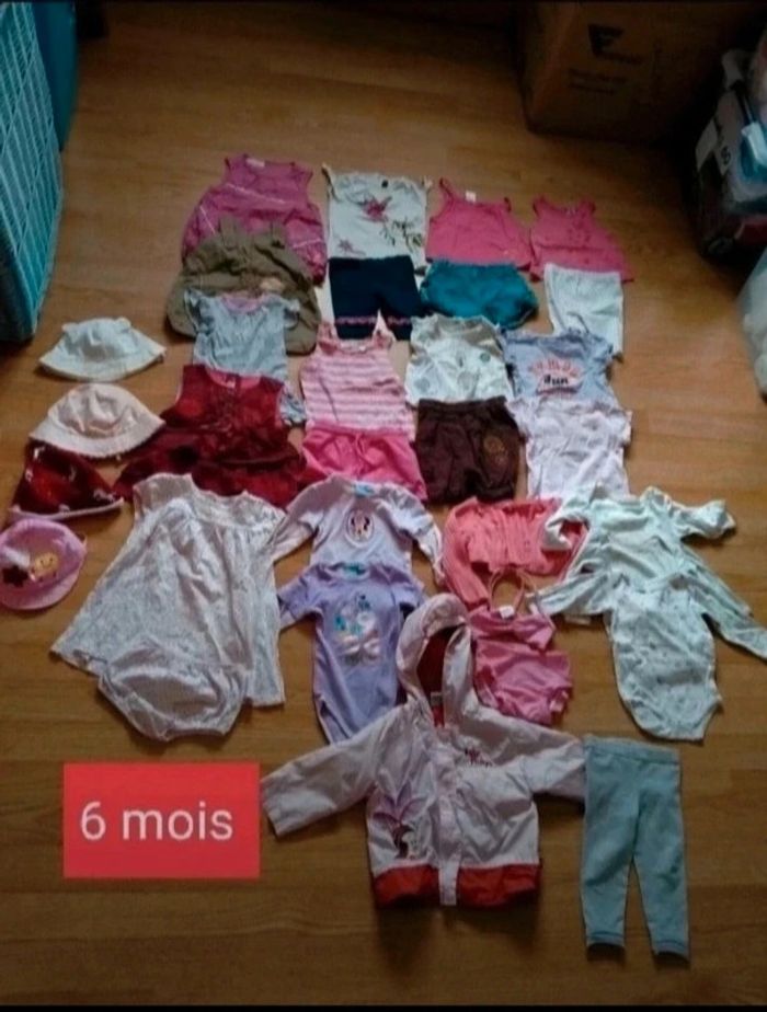 Lot de 26 vêtements filles. Et des chapeaux. Été . Taille 6 mois . Et des chapeaux