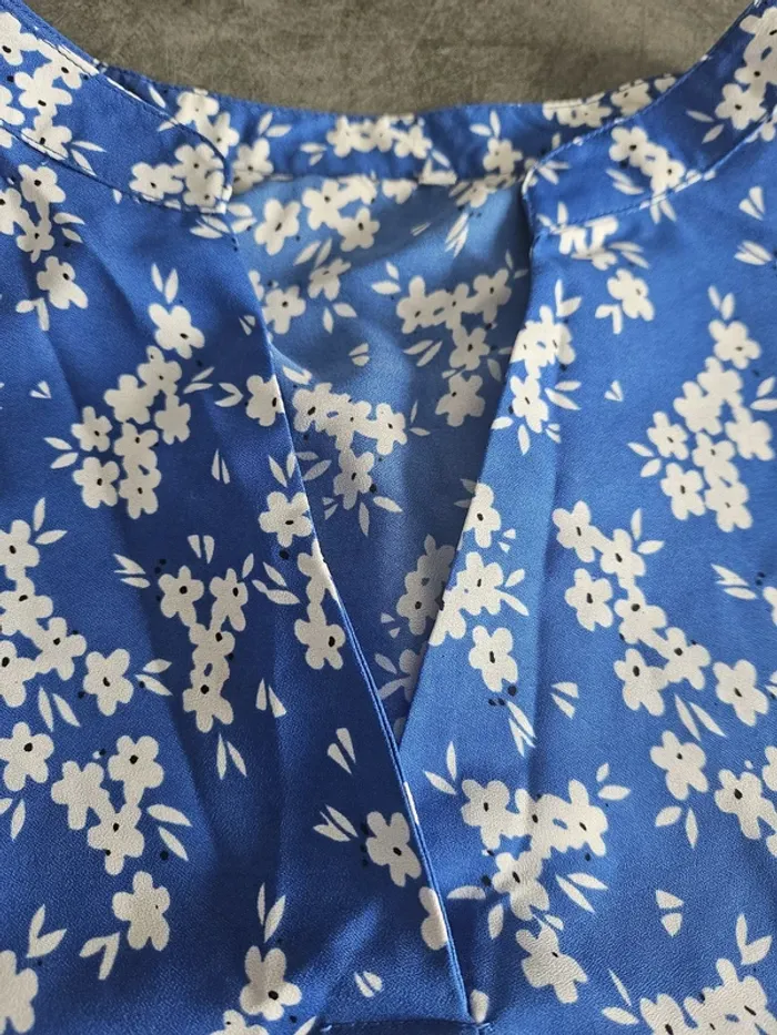Blouse fleurie à manches courtes - Taille 42 / 44 - Blancheporte - Bleue roi et blanche - photo numéro 4