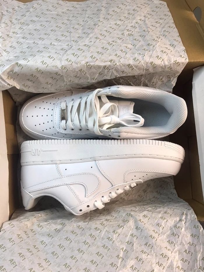 Nike Air Force 1 Low '07 Blanc - photo numéro 2