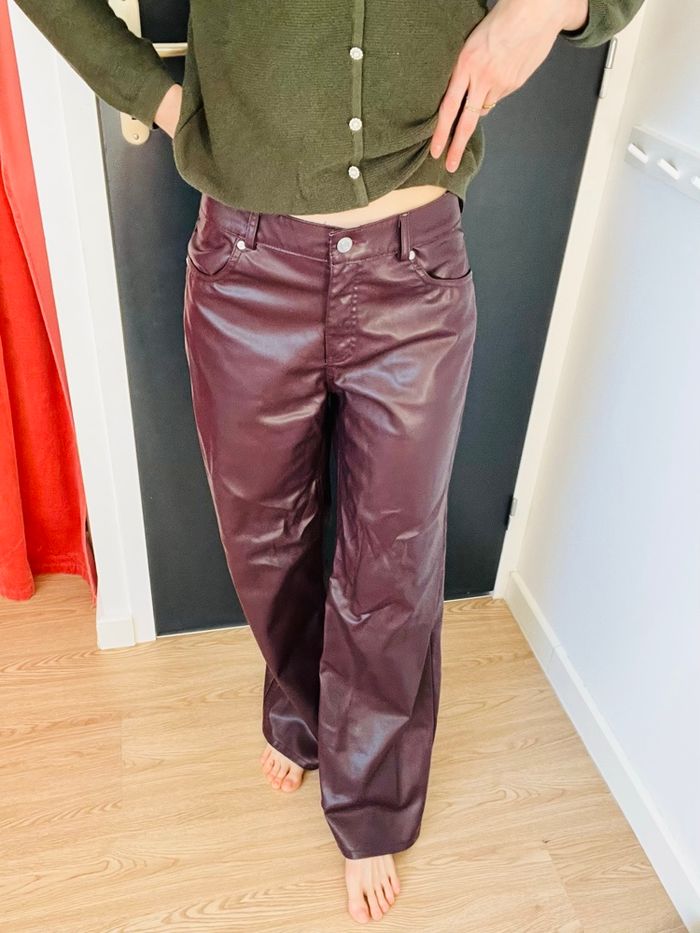 Pantalon similicuir bordeaux lisse doublure douce chaude pull and bear taille 34 - photo numéro 4