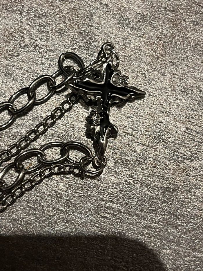Bracelet goth Y2K croix noire – style cyberpunk / grunge - photo numéro 3
