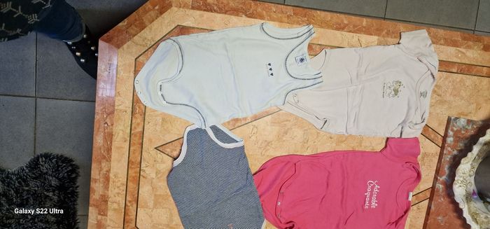Lot de 4 bodies de taille 3ans très bonne état - photo numéro 2
